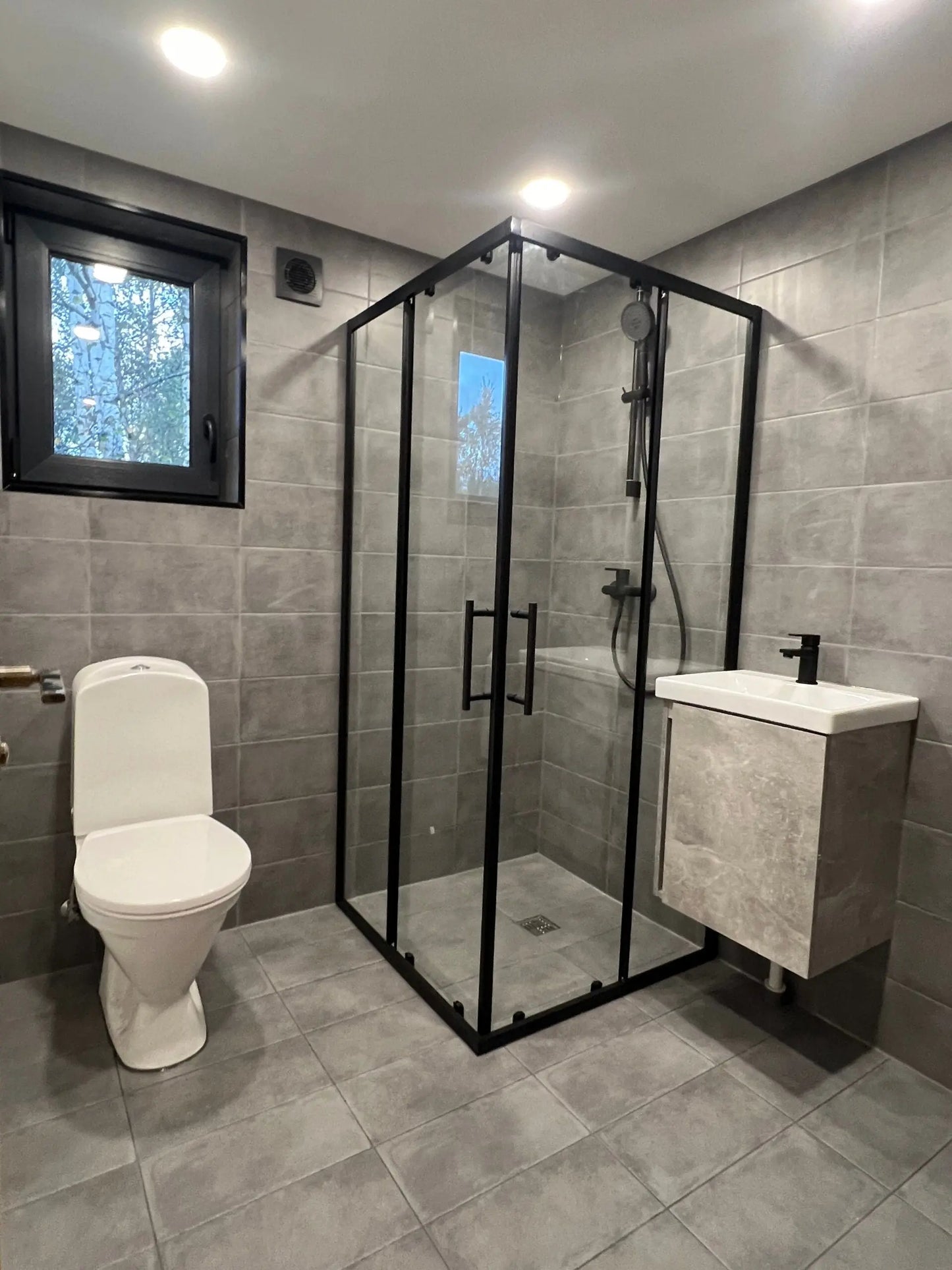 Koka karkasa moduļu mājas vannas istaba ar pilnībā izflīzētu interjeru un mūsdienīgu santehniku