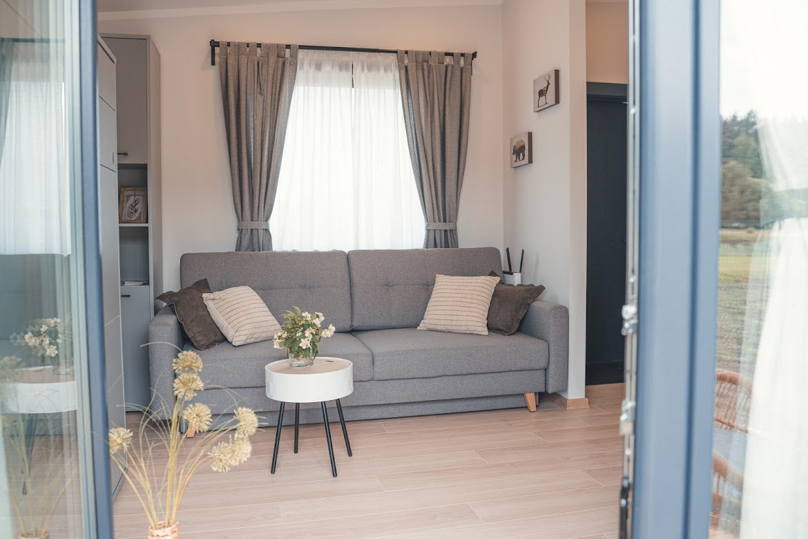 Mūsu būvētās 18m2 moduļu mājas viesistaba, kura tiek aktīvi izīrēta Airbnb platformā