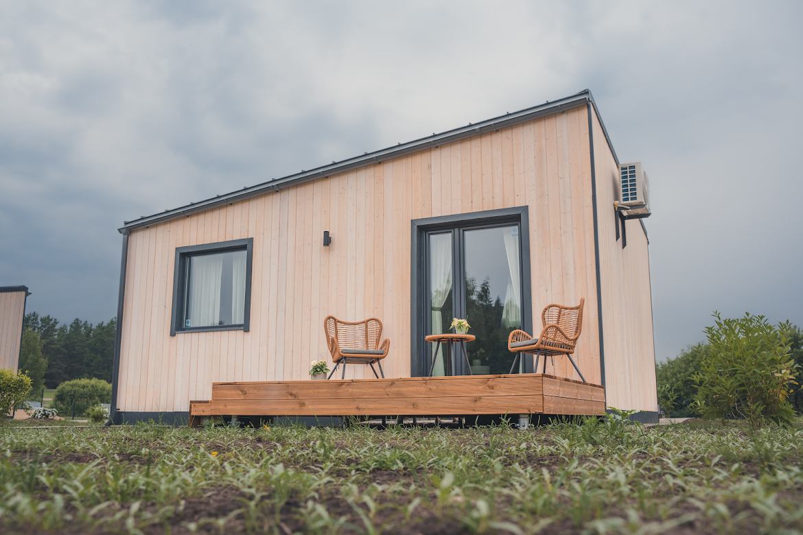 Neliela, 18m2, kompakta moduļu māja ar terasi un siltumsūkni, skats no priekšpuses