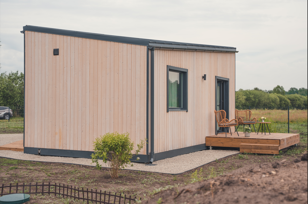 Sāna skats uz kompaktu moduļu māju ar terasi, kuru izīrē iekš Airbnb un Booking