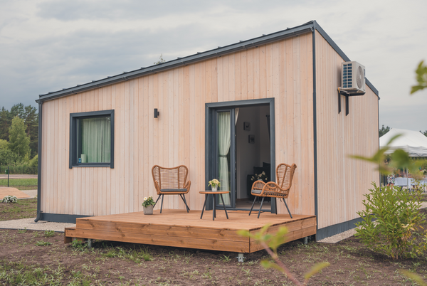 Neliela, 18m2, kompakta moduļu māja ar terasi un siltumsūkni