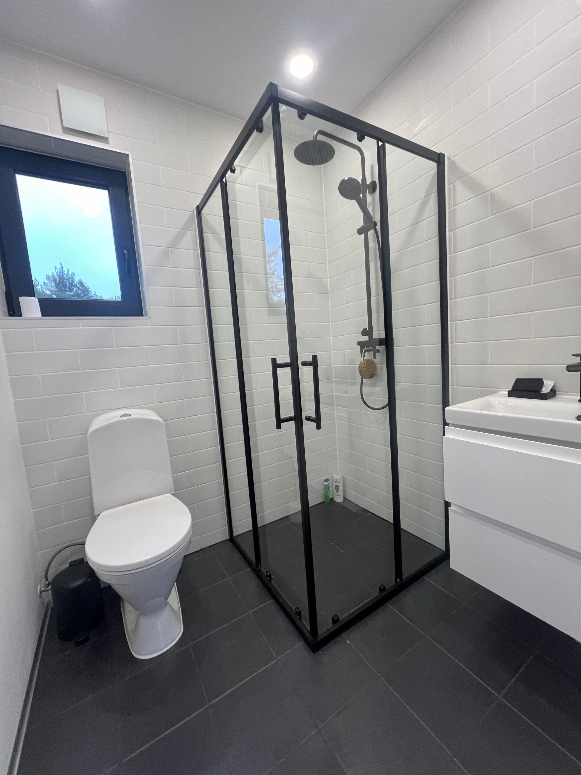 Modernas koka karkasa moduļu mājas iekšējais vannas izstabas interjers, labiekārtots un pilnībā pabeigts iekļaujot santehniku un iekšdarbus