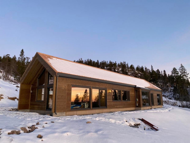 Moderna koka privātmāja skandināvu dizainā ar lieliem panorāmas logiem