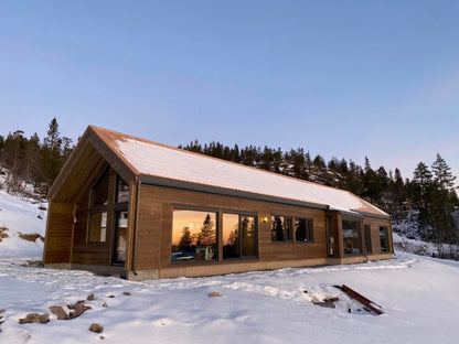 Moderna koka privātmāja skandināvu dizainā ar lieliem panorāmas logiem