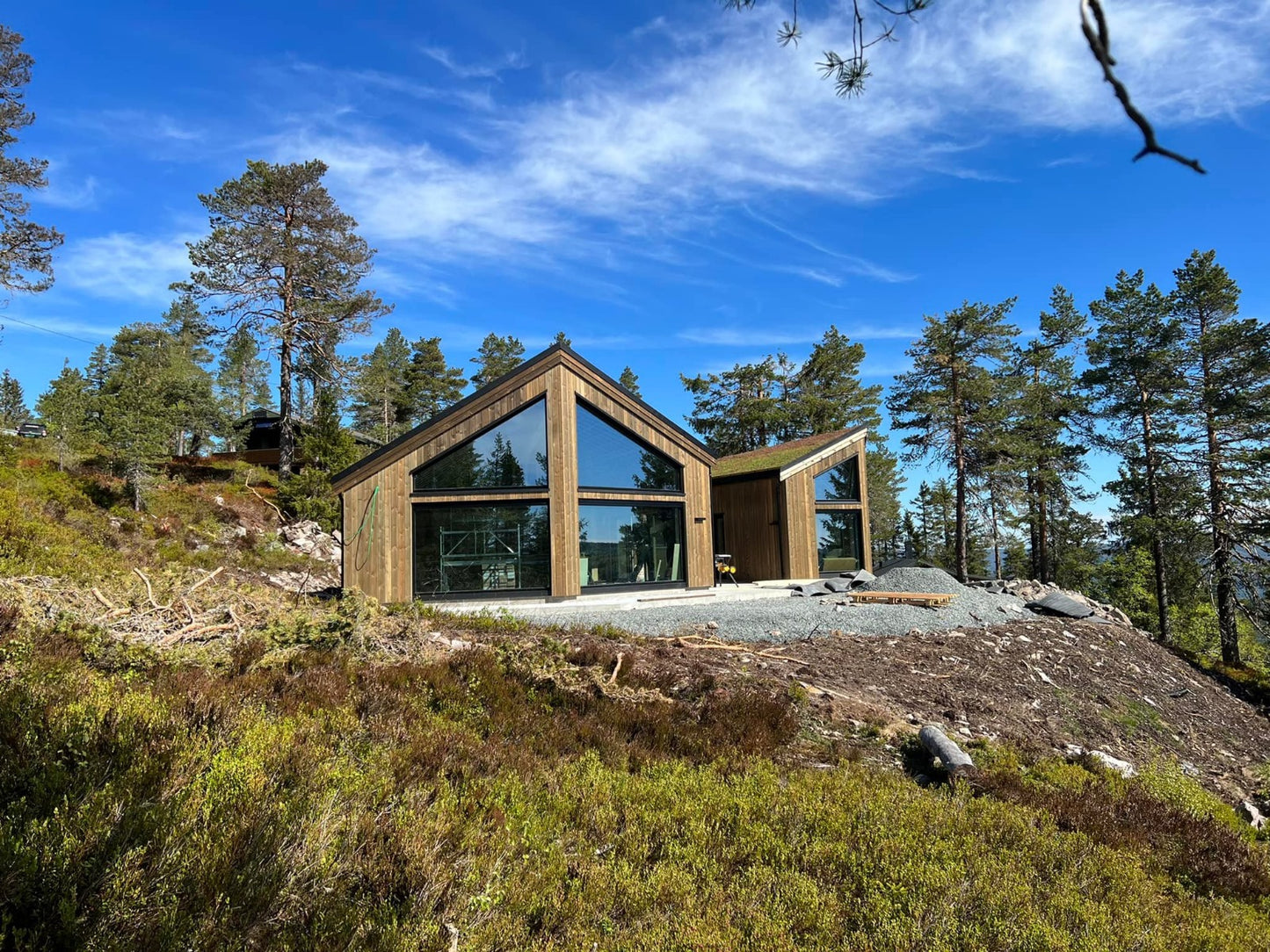 Moderna koka karkasa privātmājas priekšskats ar plašiem logiem