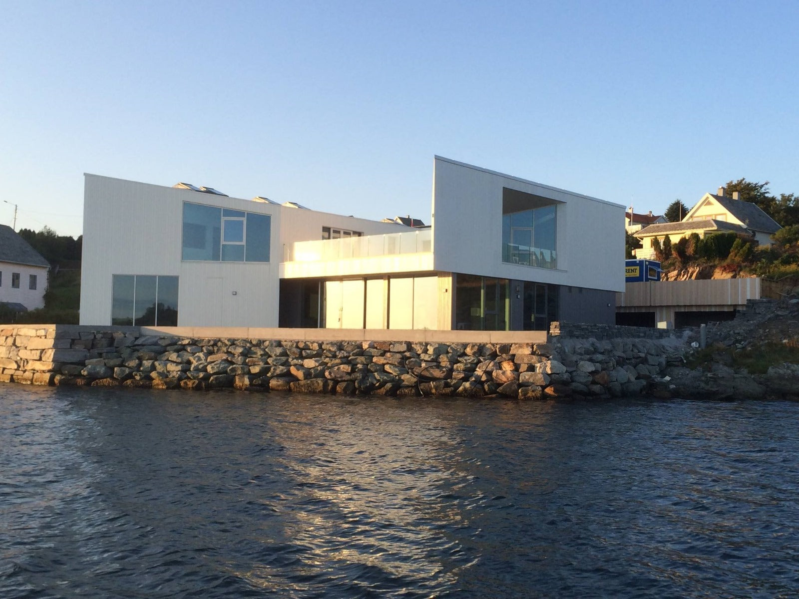 Paneļu māja Villa Legend Pirmais ārskats