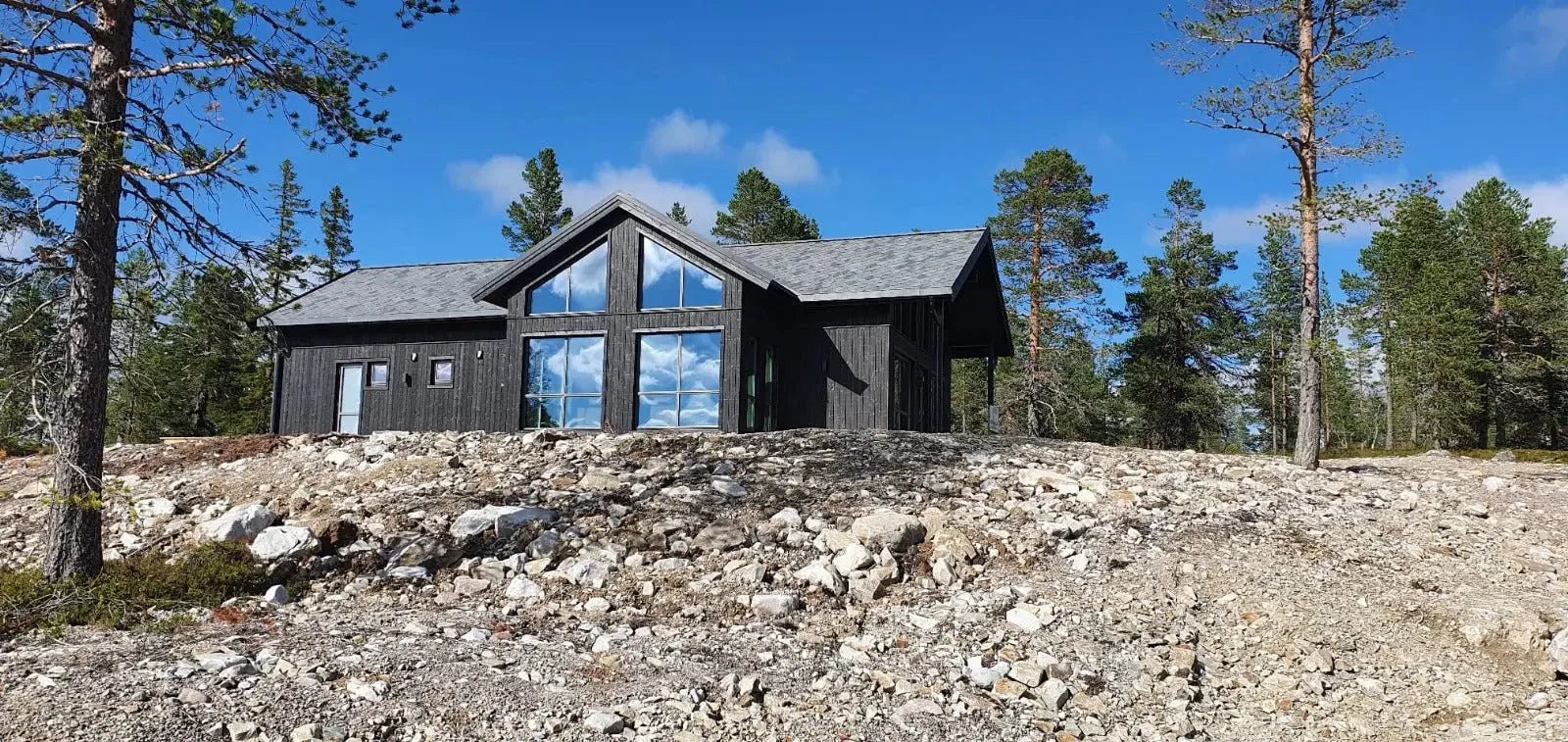 Privaatne maja must - AxoHouse