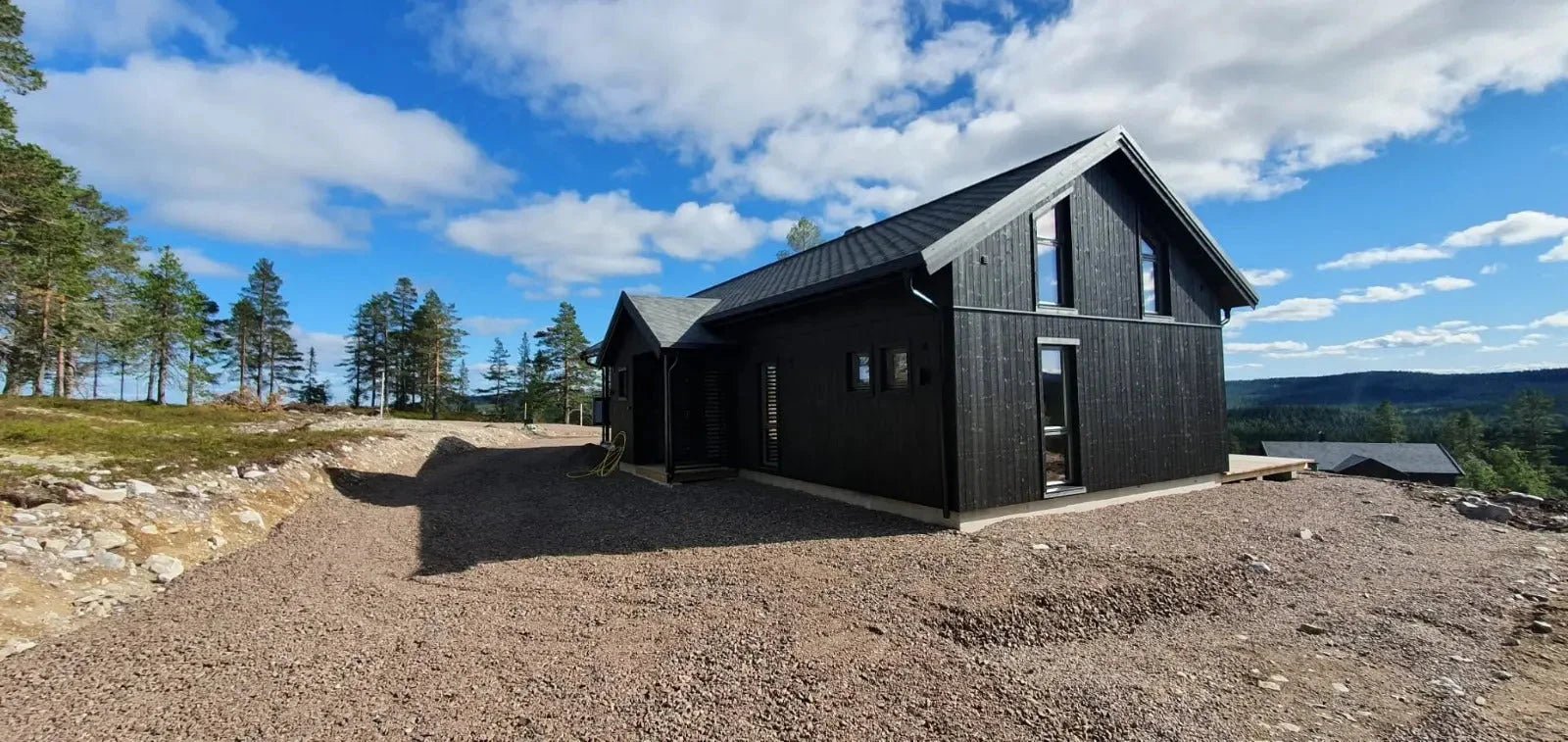 Privaatne maja must - AxoHouse